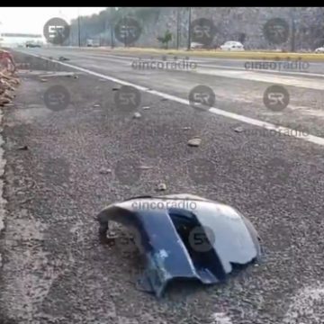 Desgaje de cerro provoca caída de piedras en Periférico Ecológico de Puebla
