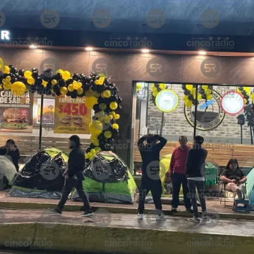 Multitudinaria espera por hamburguesas gratis en la apertura de Carl’s Jr. en Tehuacán
