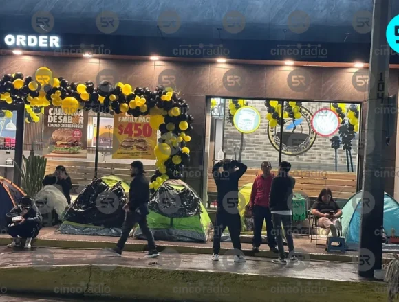 Gz7noOrWEAA97R_ Multitudinaria espera por hamburguesas gratis en la apertura de Carl’s Jr. en Tehuacán