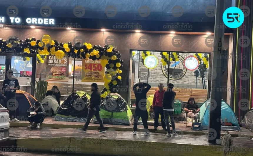 Multitudinaria espera por hamburguesas gratis en la apertura de Carl’s Jr. en Tehuacán