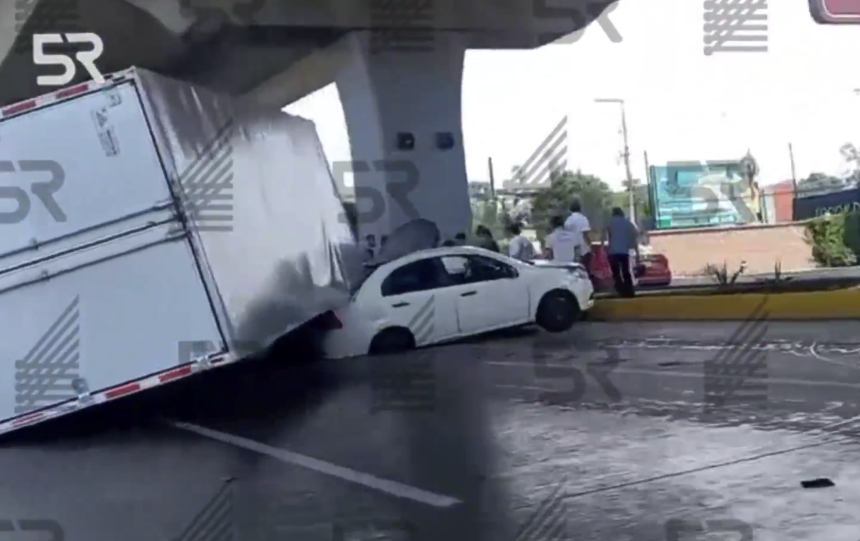 Accidente vehicular en la autopista México-Puebla este mediodía