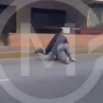 Choque y pelea entre conductores en Calzada Zavaleta entorpece la mañana en Puebla