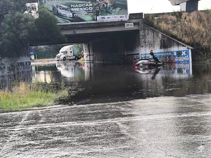 Fuerte lluvia provoca graves inundaciones en Puebla este martes