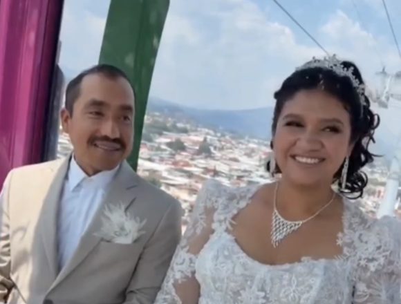 Boda en las alturas: pareja se casa en el teleférico de Uruapan