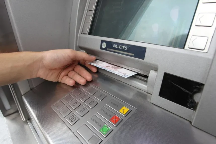 cajero Así operan los delincuentes para vaciar cuentas bancarias en Plaza San Pedro