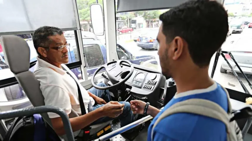 Diputado Elpidio Díaz propone eliminar descuentos a estudiantes en transporte público