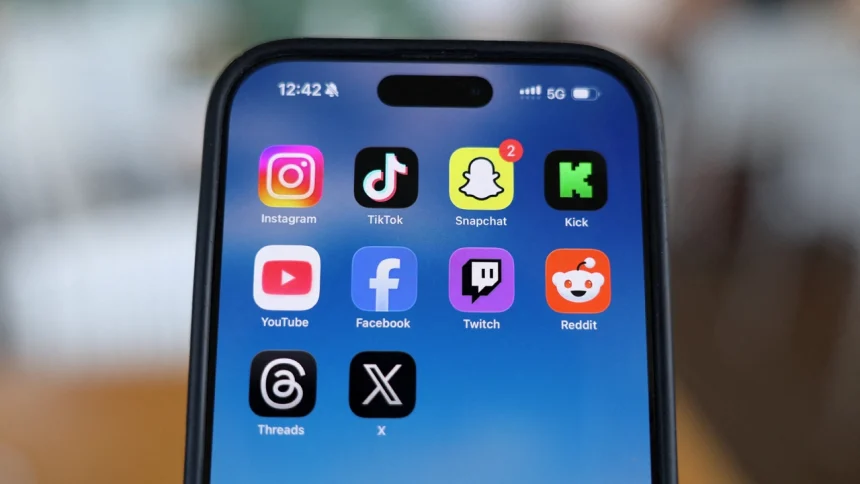 6973fd4f12ead Reino Unido prohibirá el uso de redes sociales a menores de 16 años