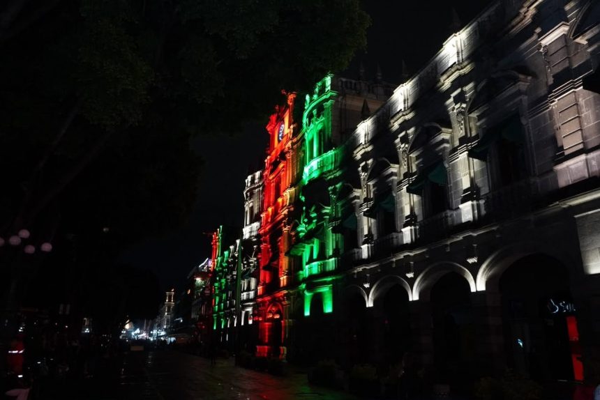 Palacio Municipal de Puebla estrena sistema de iluminación arquitectónica