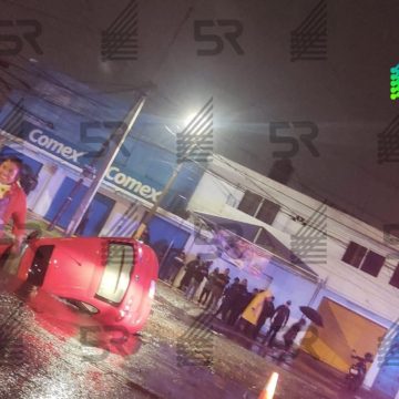 Socavón en La María provoca caída de automóvil; autoridades atienden la zona