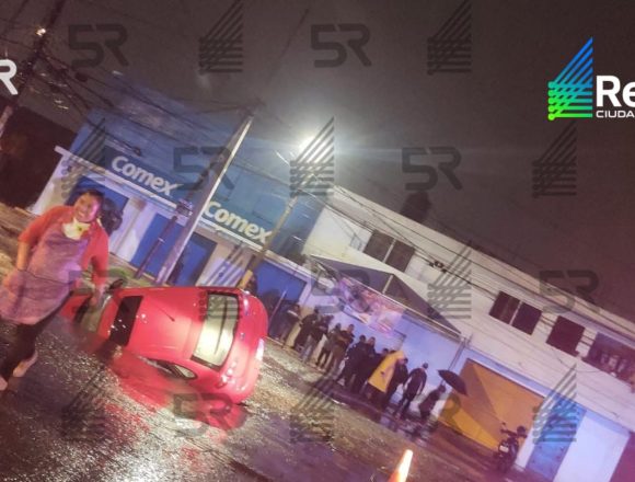 Socavón en La María provoca caída de automóvil; autoridades atienden la zona