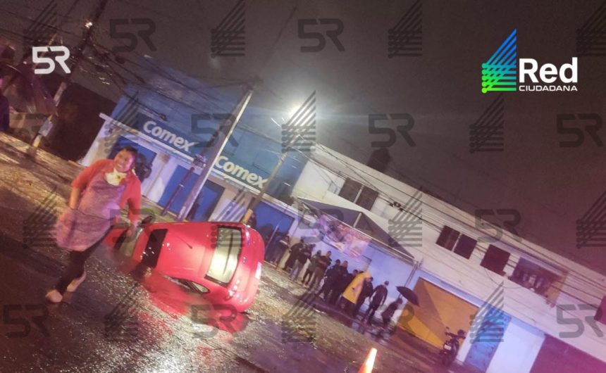 726978772_1058123000063499_2461035825525949863_n Socavón en La María provoca caída de automóvil; autoridades atienden la zona