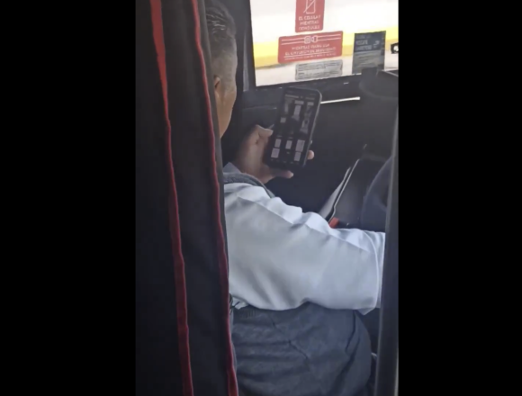 Conductor de ADO es captado manejando a alta velocidad y usando celular en autopista Cuacnopalan-Oaxaca