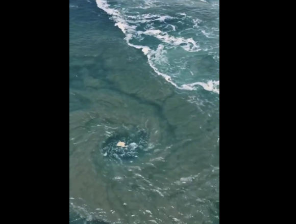 Captura-de-pantalla-2026-06-09-a-las-9.44.22-a.m Impresionante vórtice en la Bahía Principal de Puerto Escondido: llaman a respetar las banderas