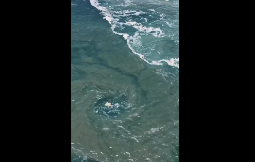 Captura-de-pantalla-2026-06-09-a-las-9.44.22-a.m Impresionante vórtice en la Bahía Principal de Puerto Escondido: llaman a respetar las banderas