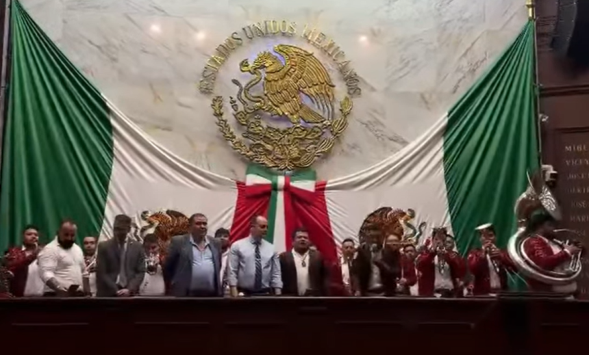 Captura-de-pantalla-2026-06-11-162532-1160x700-1 Diputado interpreta narcocorrido en el Congreso de Michoacán en celebración del Día del Padre