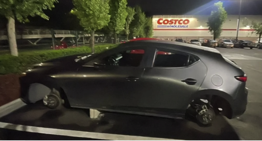 Roban las cuatro llantas a vehículo en estacionamiento de Costco Puebla