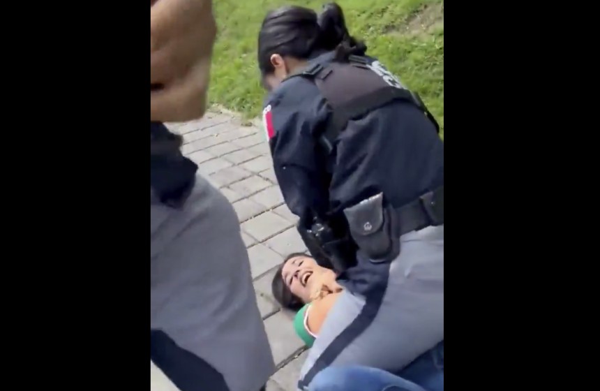 Policías de San Andrés Cholula someten a mujer frente a sus hijos; autoridades justifican intervención