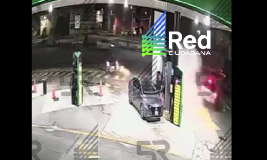 Choque y fuga en gasolinera del Periférico Ecológico de Puebla deja una persona prensada