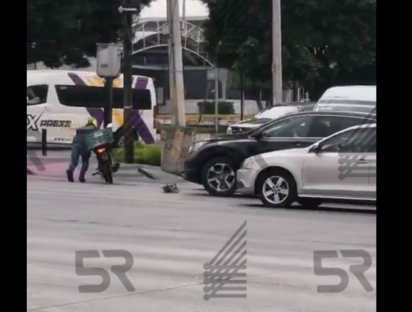 Choque y fuga de camioneta contra motociclista en bulevar Atlixco, Puebla