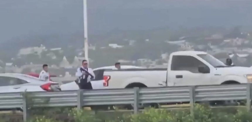 Balacera y persecución en sentido contrario en la autopista México-Pachuca
