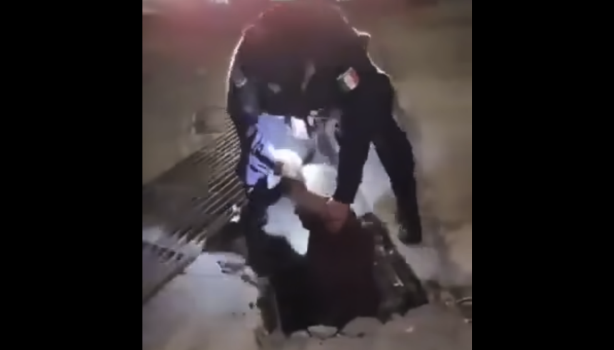 Hombre atrapado más de ocho horas en alcantarilla es rescatado en Apodaca, Nuevo León