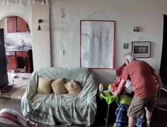 Hombre mayor protege a su esposa durante terremoto en Venezuela y conmueve en redes sociales