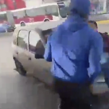 Nueva versión del altercado en gasolinera Mobil de Puebla: fotógrafo denuncia agresión de despachador