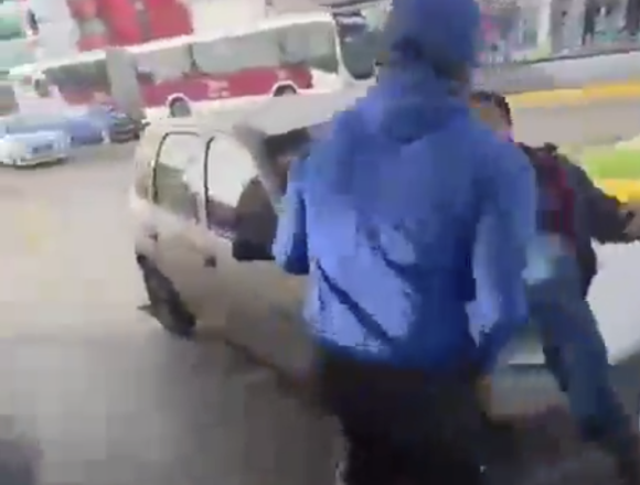 Nueva versión del altercado en gasolinera Mobil de Puebla: fotógrafo denuncia agresión de despachador