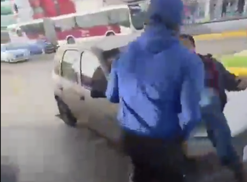 Nueva versión del altercado en gasolinera Mobil de Puebla: fotógrafo denuncia agresión de despachador
