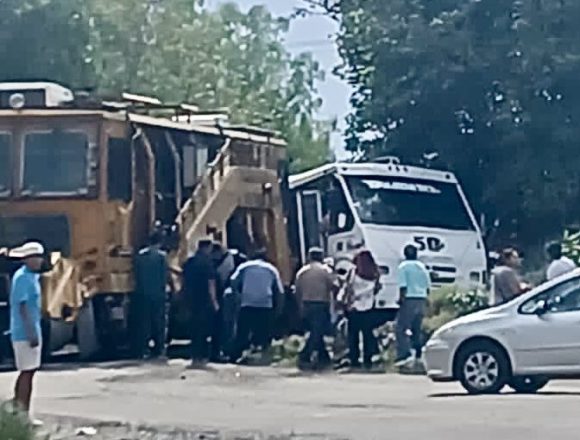 Accidente entre Ruta 50 y tren en la colonia Rivera Anaya deja más de 20 heridos