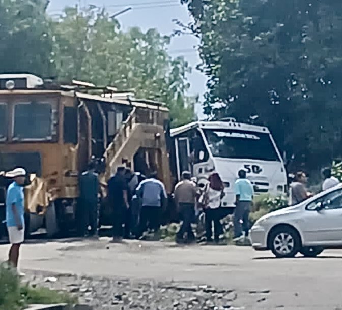 HJwt8raXQAA4i2g Accidente entre Ruta 50 y tren en la colonia Rivera Anaya deja más de 20 heridos