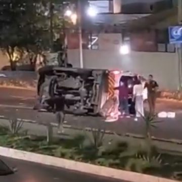 HKBuqEAWgAApRee Ambulancia de Protección Civil Municipal de Puebla vuelca en Bulevar Atlixco por exceso de velocidad