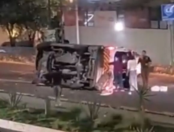 Ambulancia de Protección Civil Municipal de Puebla vuelca en Bulevar Atlixco por exceso de velocidad