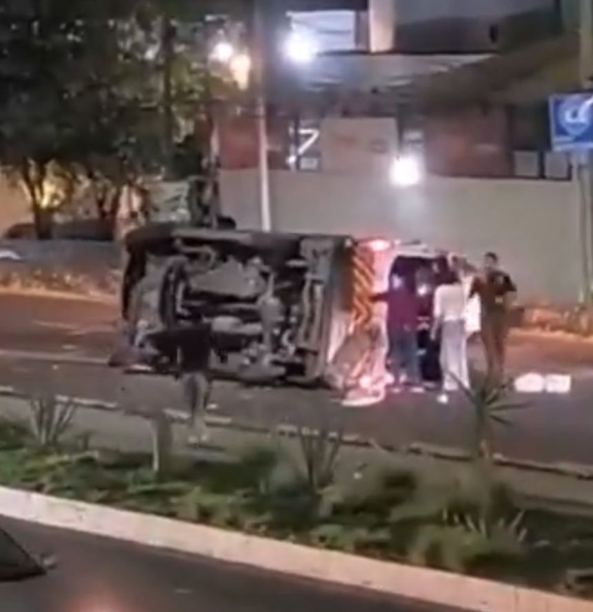 Ambulancia de Protección Civil Municipal de Puebla vuelca en Bulevar Atlixco por exceso de velocidad