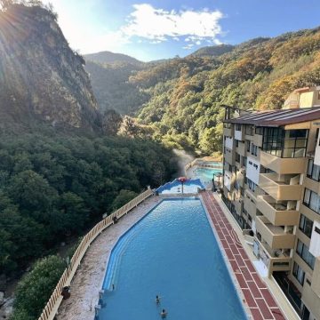 Dos adultos mayores resultan con fracturas tras caída de elevador en baños termales de Chignahuapan