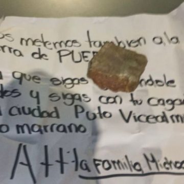 Narcomanta y vehículo incendiado en periférico de Puebla atribuidos a La Familia Michoacana