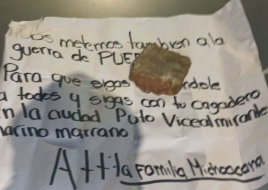 Narcomanta y vehículo incendiado en periférico de Puebla atribuidos a La Familia Michoacana