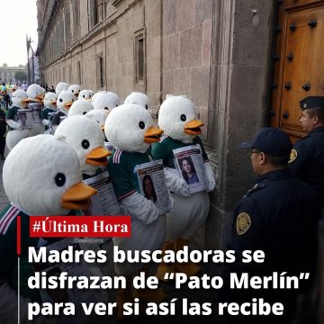 HLbvXi0WcAArolZ FALSO: Madres buscadoras no se disfrazaron del “Pato Merlín” para ser recibidas en Palacio Nacional