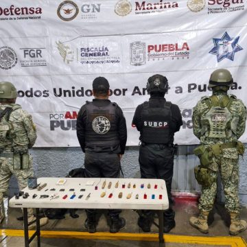 HLrSgoQXYAAV-BW Decomisan armas y accesorios prohibidos en el penal de San Pedro Cholula