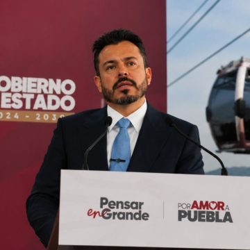 Activistas intentaron impedir construcción del Cablebús en Puebla con siembra de árboles en predio estatal
