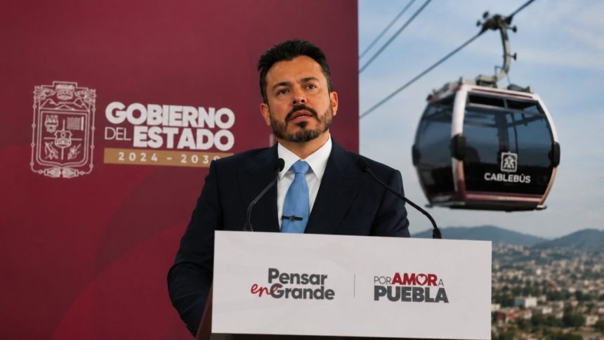 Activistas intentaron impedir construcción del Cablebús en Puebla con siembra de árboles en predio estatal
