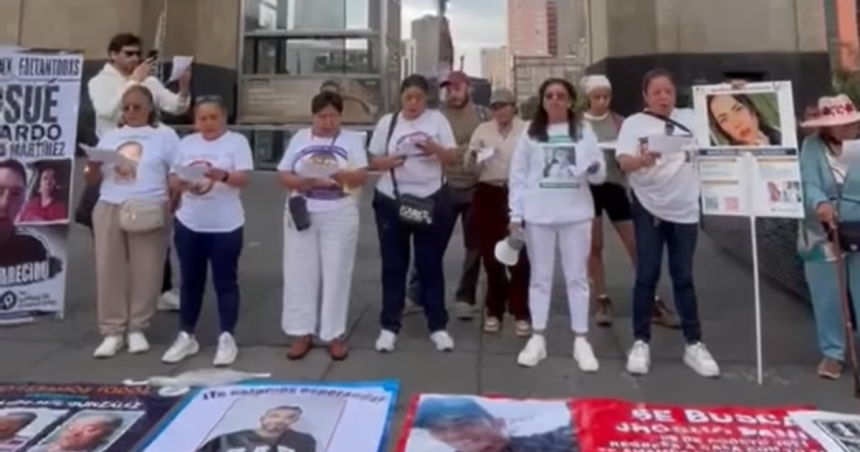 Madres buscadoras protestan frente al Monumento a la Revolución durante el Mundial de Futbol