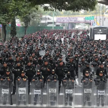 Mundial26cntazteca CNTE detiene su marcha; policías impiden su avance hacia el Estadio Ciudad de México