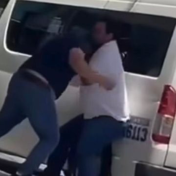Chofer de transporte público y automovilista se enfrentan a golpes en Izúcar de Matamoros
