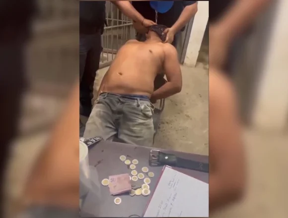 Exhiben tortura de policías de Coquimatlán, Colima, contra presunto detenido