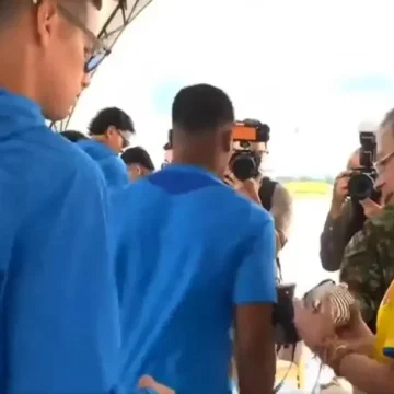 f55f404ef791e6faf915547cd3f5fe584c05efb2w James Rodríguez genera controversia tras negar foto a hija del presidente Petro en acto oficial