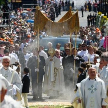 f804x452-149545_201478_4942 León XIV presidió multitudinaria procesión del Corpus Christi en Madrid