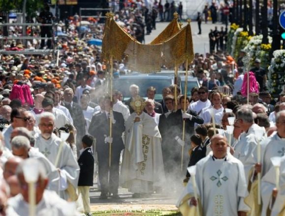 León XIV presidió multitudinaria procesión del Corpus Christi en Madrid
