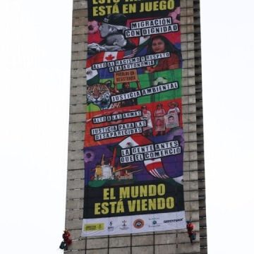 Protesta de Amnistía Internacional y Greenpeace en la Estela de Luz en la Ciudad de México