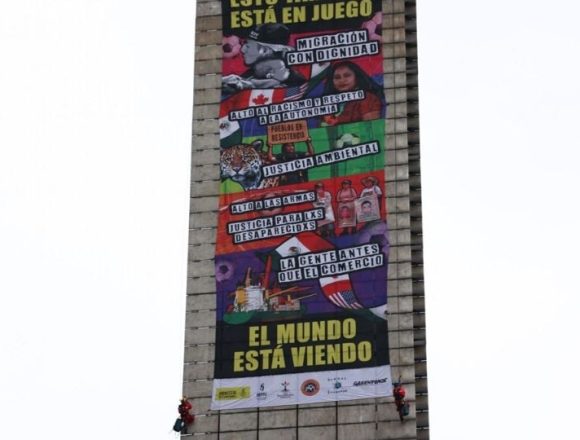 f960x540-870472_944547_5050 Protesta de Amnistía Internacional y Greenpeace en la Estela de Luz en la Ciudad de México